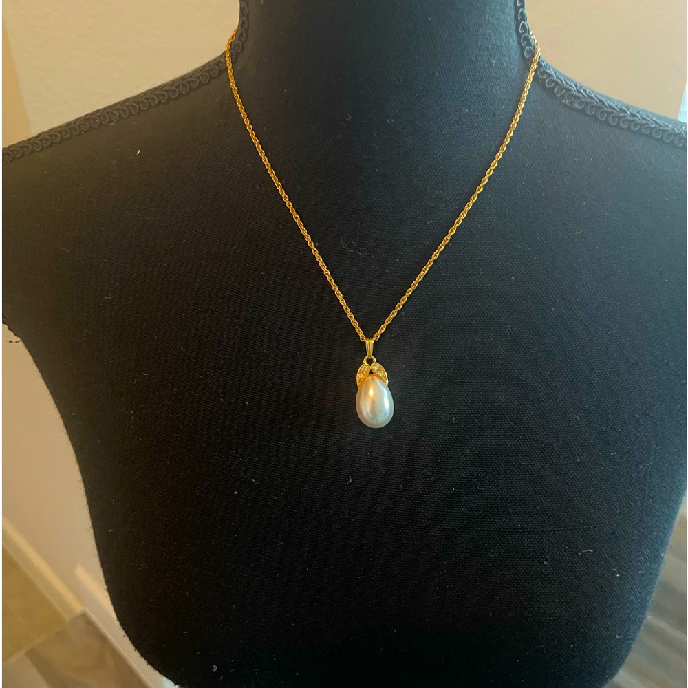 Napier Vintage Teardrop Pearl Pendant with gold chain 18” great condition